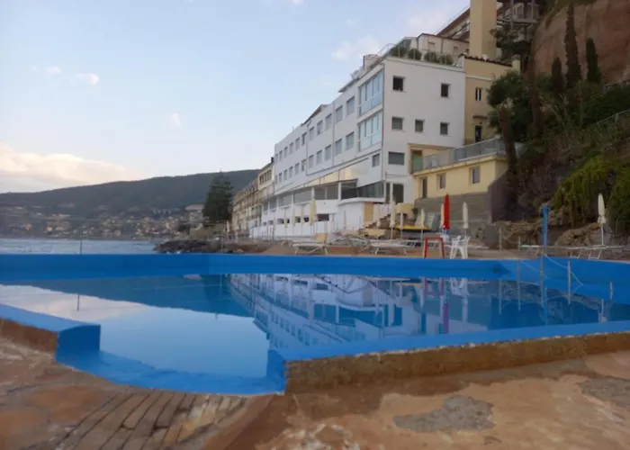 Hotel La Perla Del Capo 3*